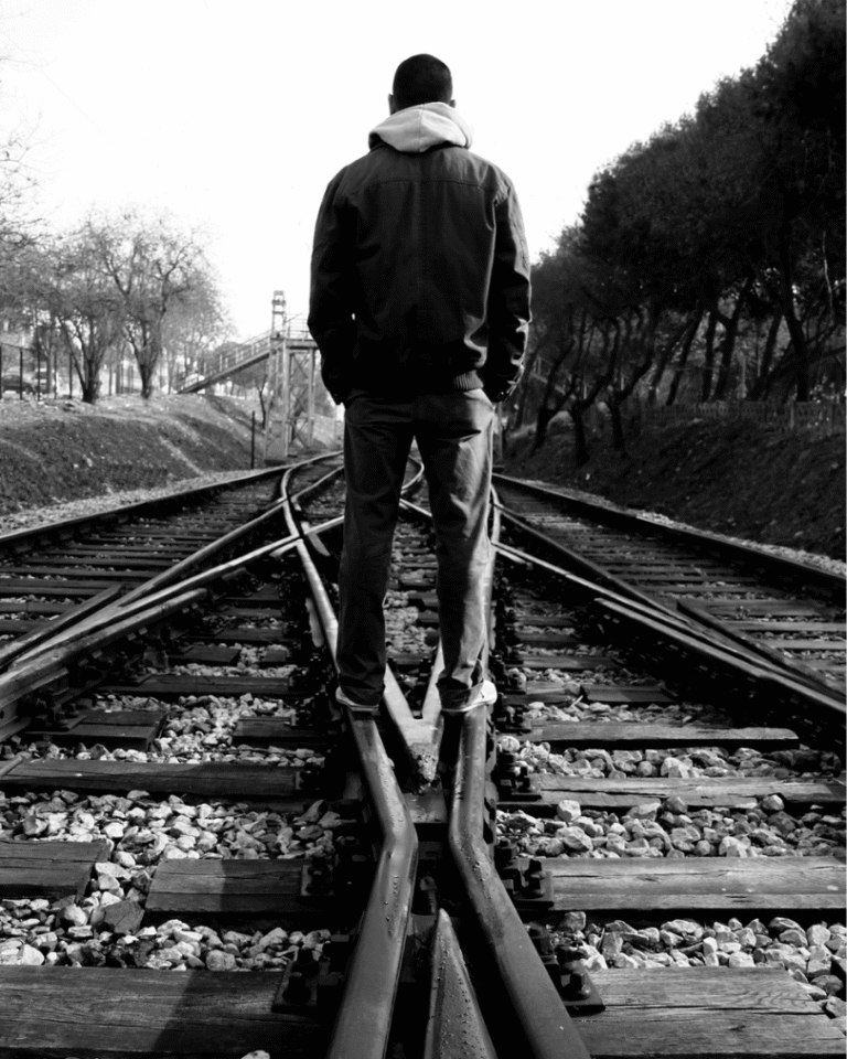 A poesia aconselha a parar e se cuidar! E esse ponto acontecerá de forma diferente para cada pessoa. A muitos que ao se perceberem enquanto indivíduo e começarem a se dedicar mais tempo a si mesmo e ao autocuidado vão obter uma melhora rápida e significativa. Outros, no entanto, por terem marcas profundas pelo tempo em que se abandonaram em função de outras pessoas, não conseguiram sozinhos encontrar o caminho da cura.